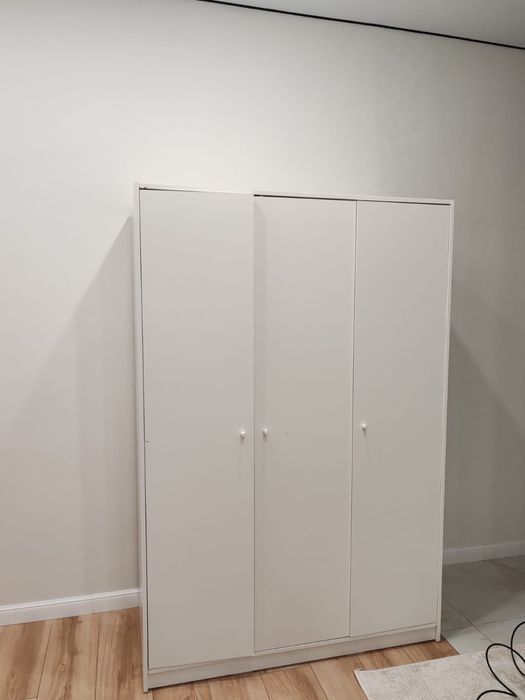 Белый шкаф для одежды в хорошем состоянии