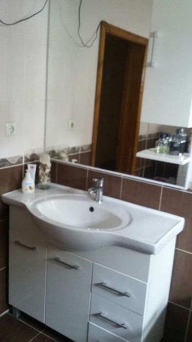 Раковина с зеркалом (для ванной комнаты)