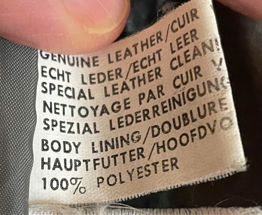 Jachetā din piele întoarsā