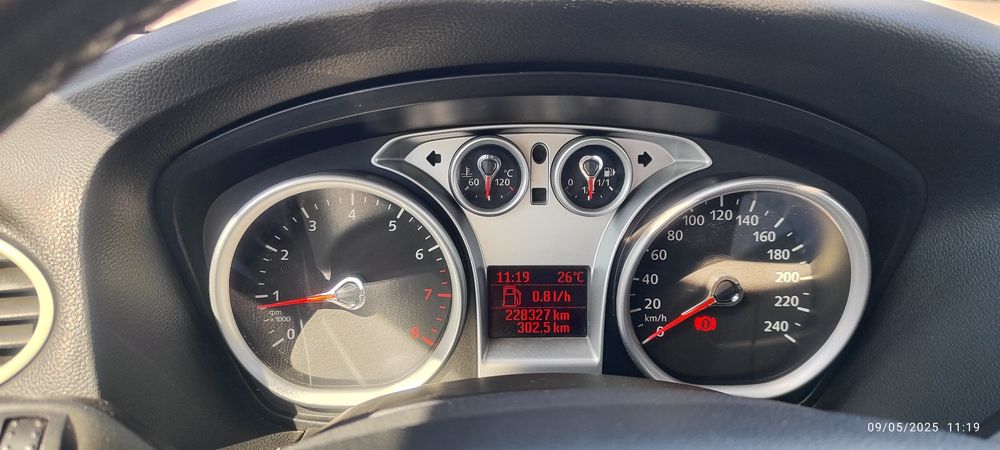 Продавам Ford Focus 2008 1.6i + гуми