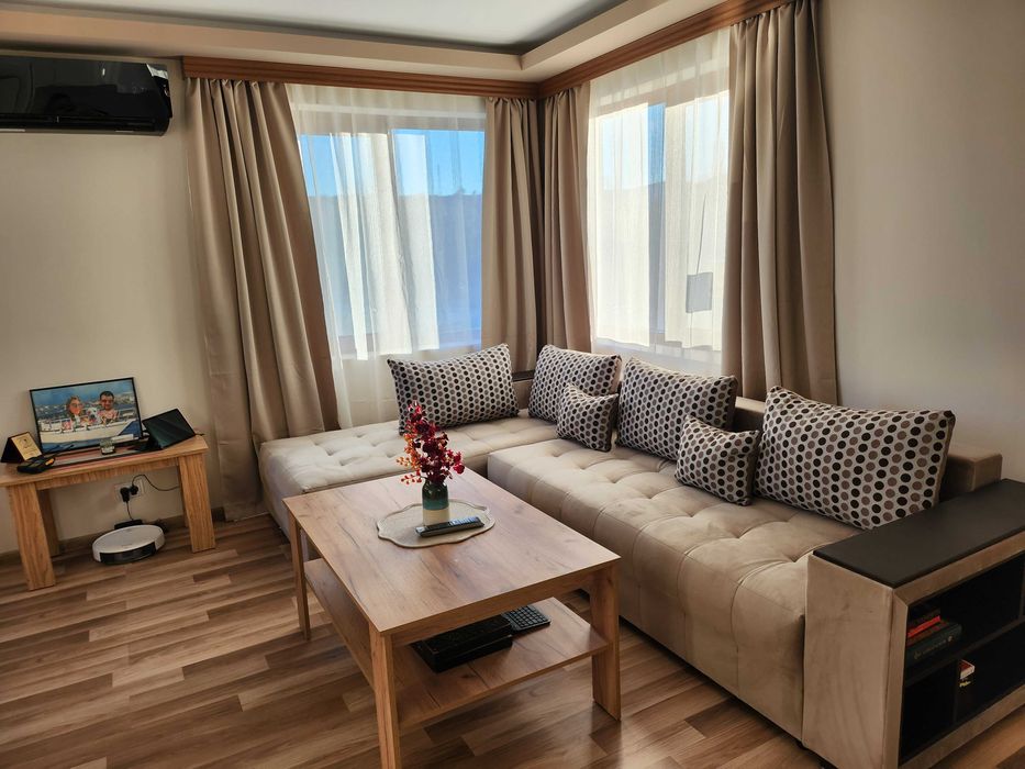 Разтегателен ъглов диван с лежанка +подлакътник мини етажерка