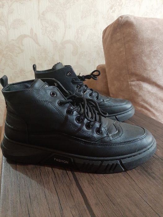 Ботинки новые,(43) размер,но подойдёт на (40) ни разу, не надёванные.