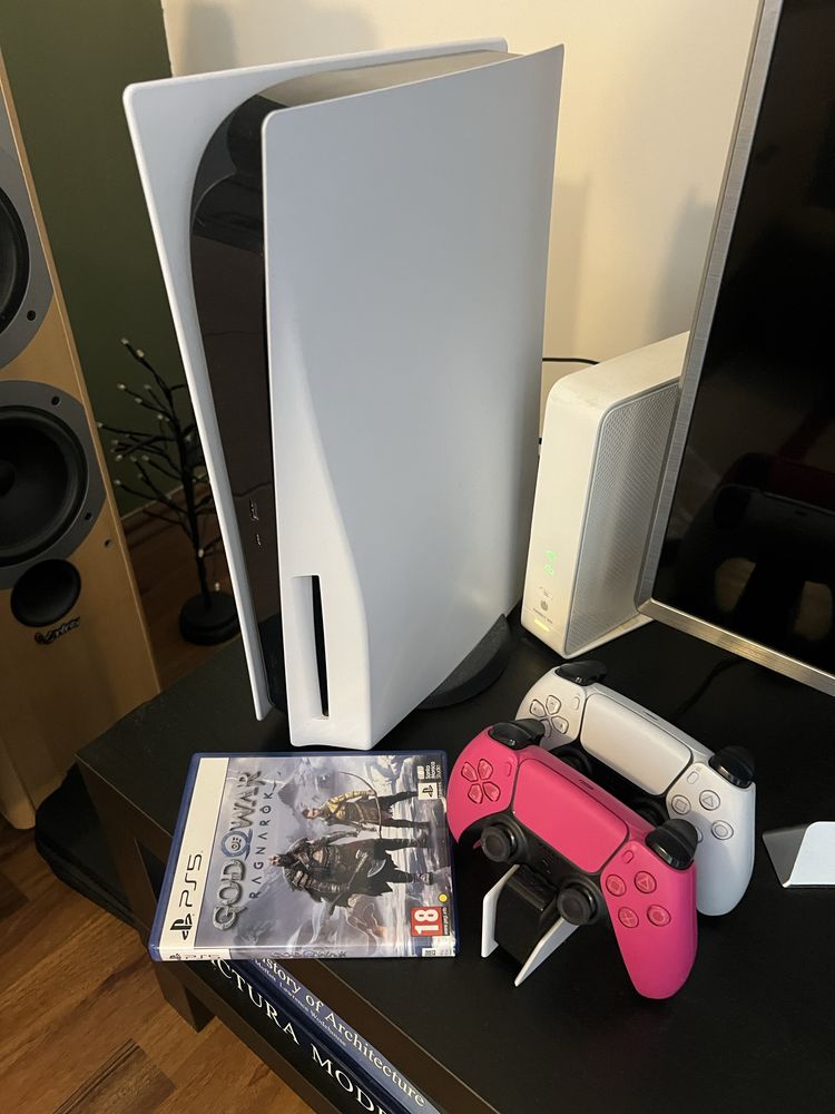 Vand playstation 5 cu disc+2 controllere cu stand+god of war