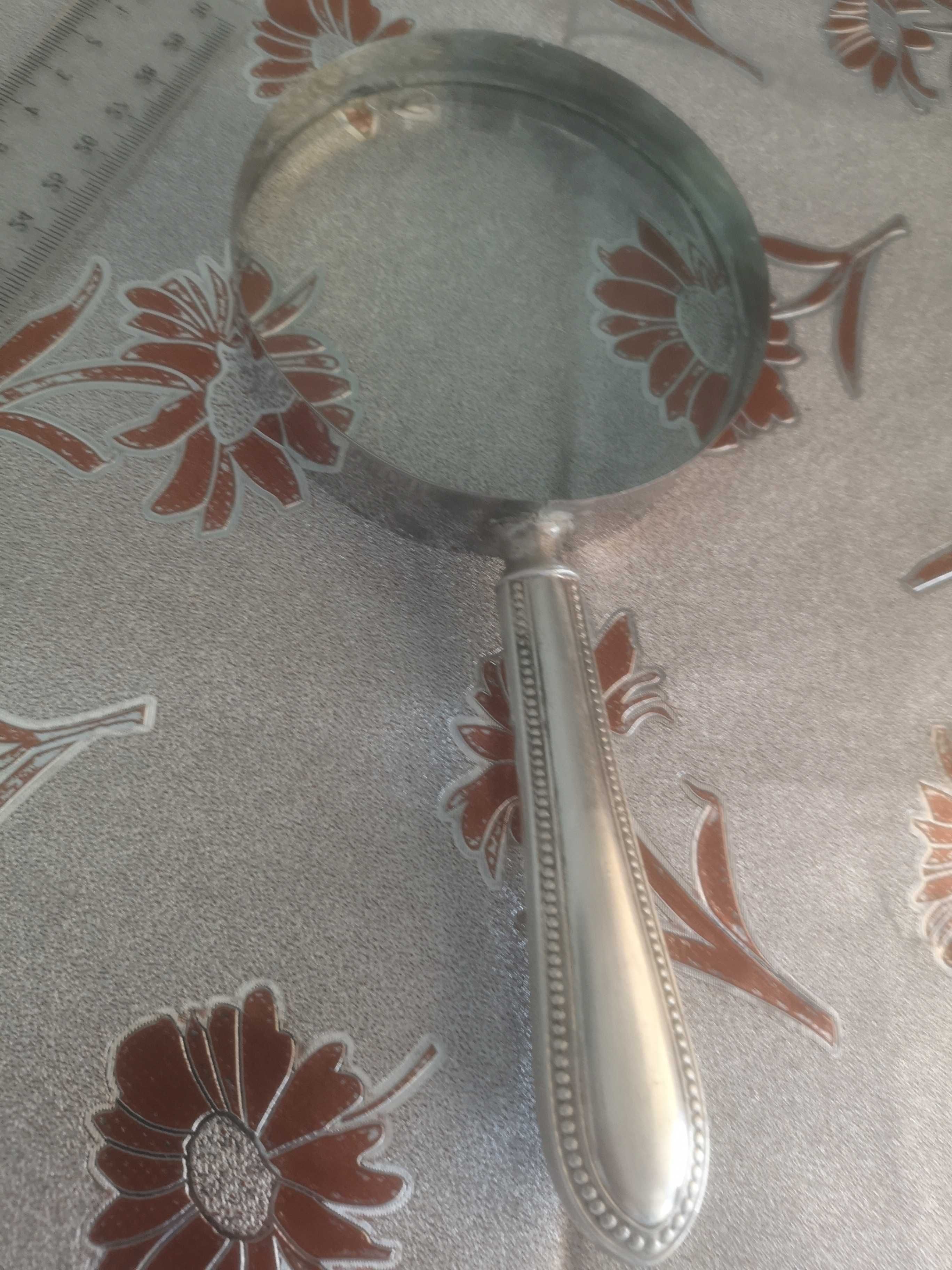 Lupă cu raza de 8 cm și mâner de argint