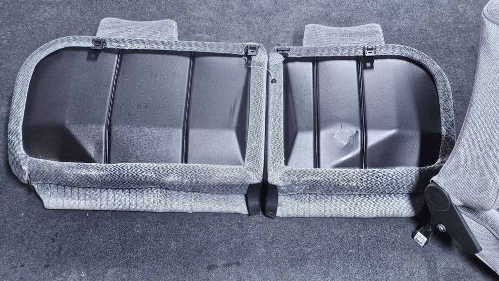 Interior original Volkswagen Golf 2 Carat (4usi)

Stare foarte buna
Sc