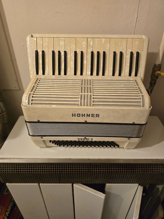 Acordeon HOHNER VERGEA 80 basi 8-70 I  3000 lei