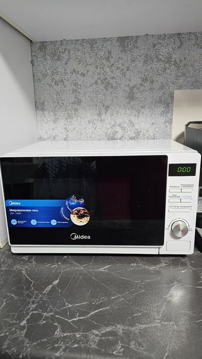 Микроволновка Midea в идеальном состоянии