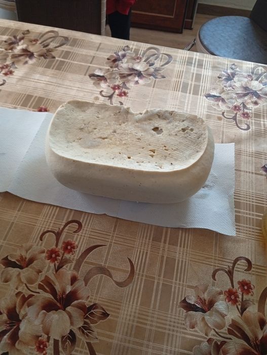 Vînd brînză de vacă
