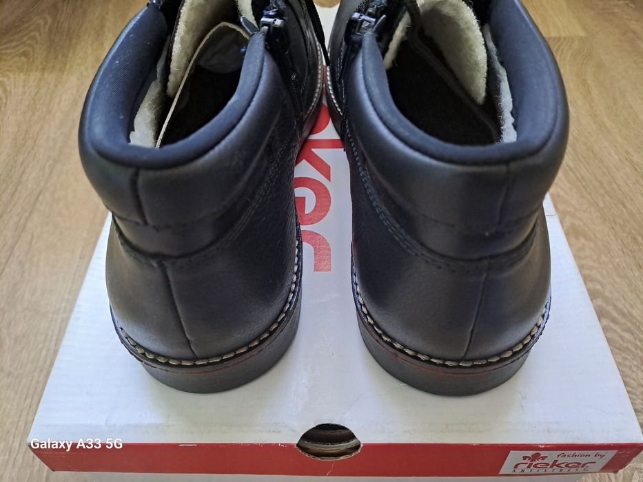 Vand ghete din piele și blană naturala pentru bărbați, brand Rieker.