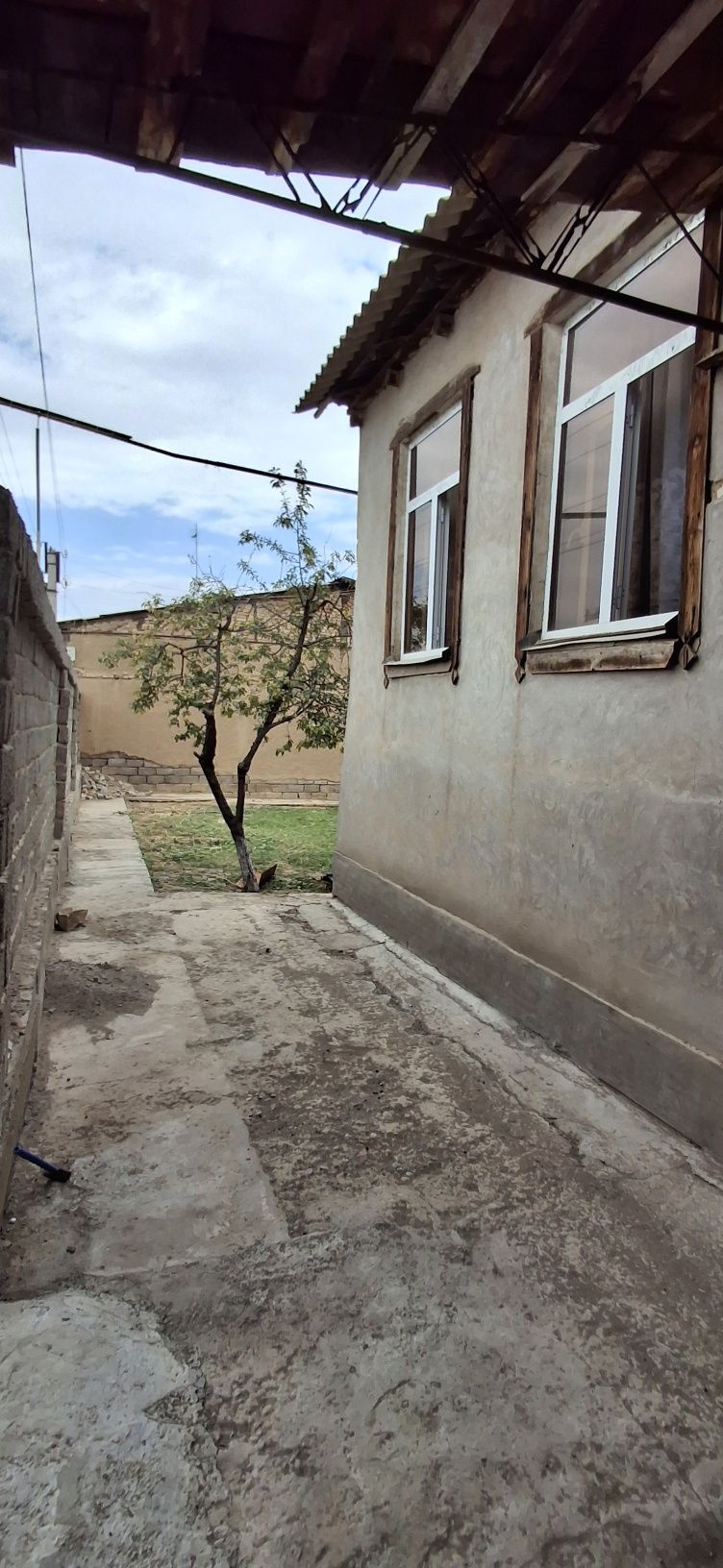 Nazarbek Hovli sotiladi