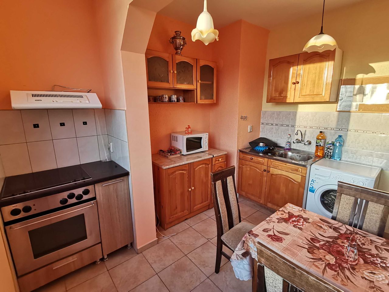 Дава се под наем Двустаен апартамент в Бургас, Лазур - 70 кв.м за 200 € - Снимка #1