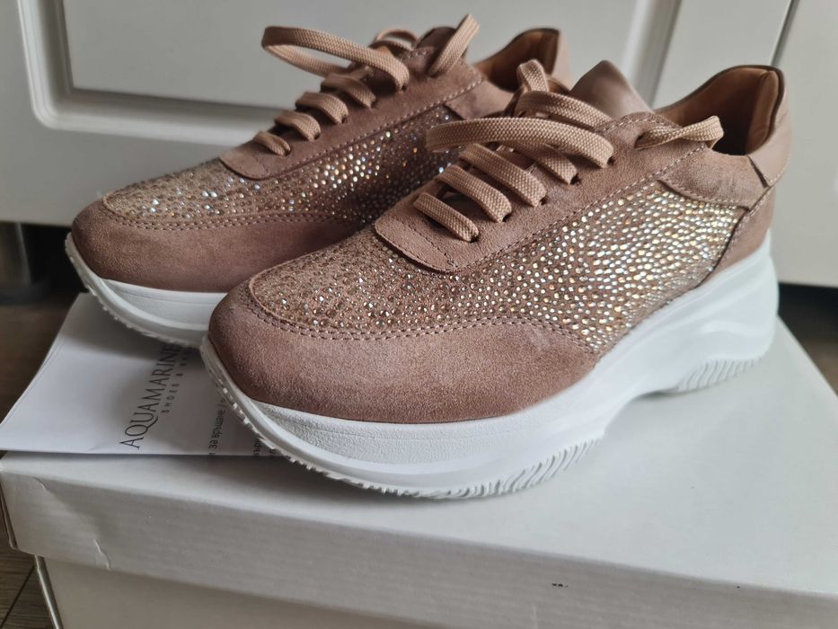 AQUAMARINE естествен велур и инкрустации.