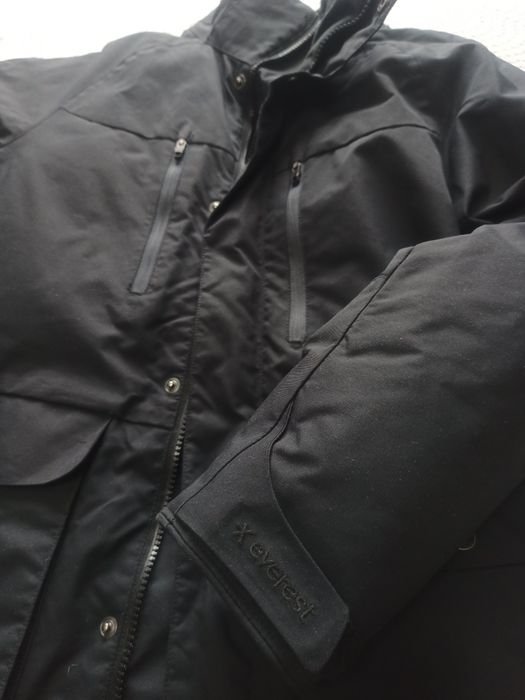 Vând geaca iarna, puf Everest, impecabila.