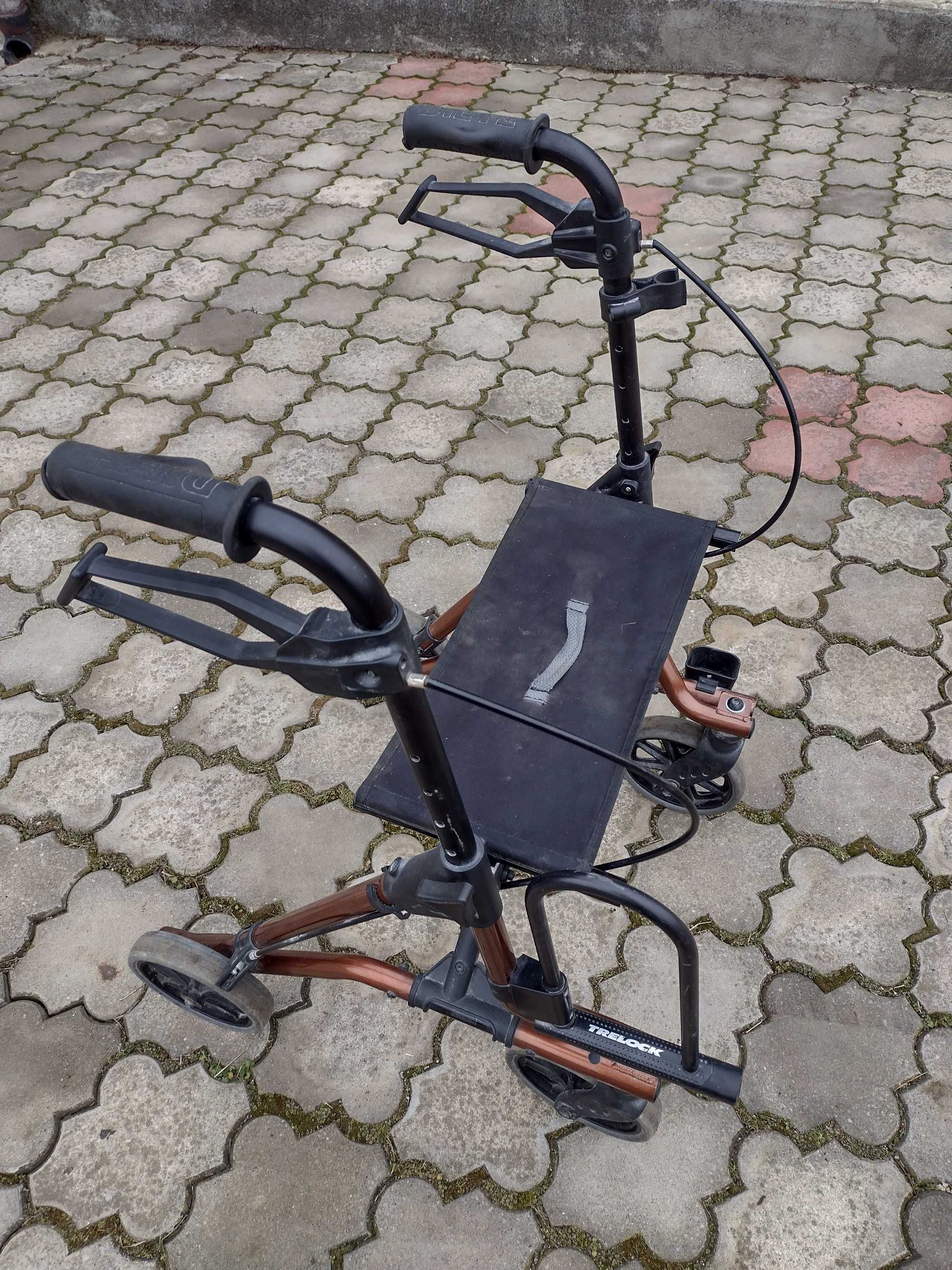 Cadru pliabil cu scaun si roti , carucior