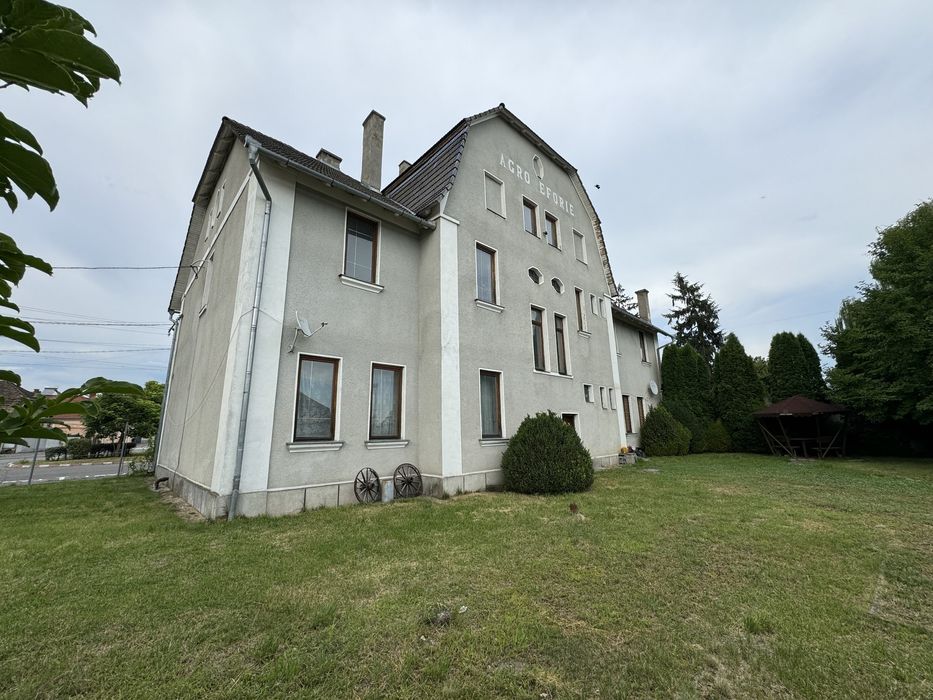 Cladire 633 mp, spații comerciale + etaj cu 10 camere – eligibilă PTJ