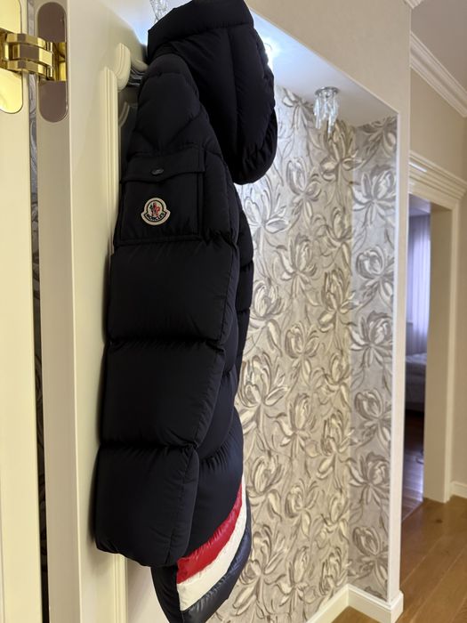 Продам пуховик Монклер оригинал, куплен в Viled