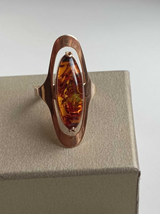 Златен пръстен с кехлибар