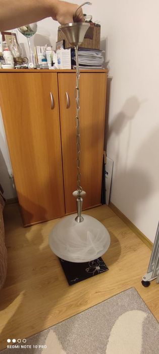 Vând lustra cu un bec