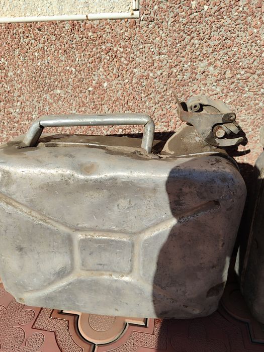 Канистры .10л...