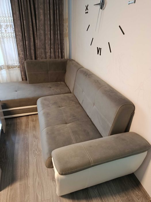 Colțar extensibil pe dreapta living