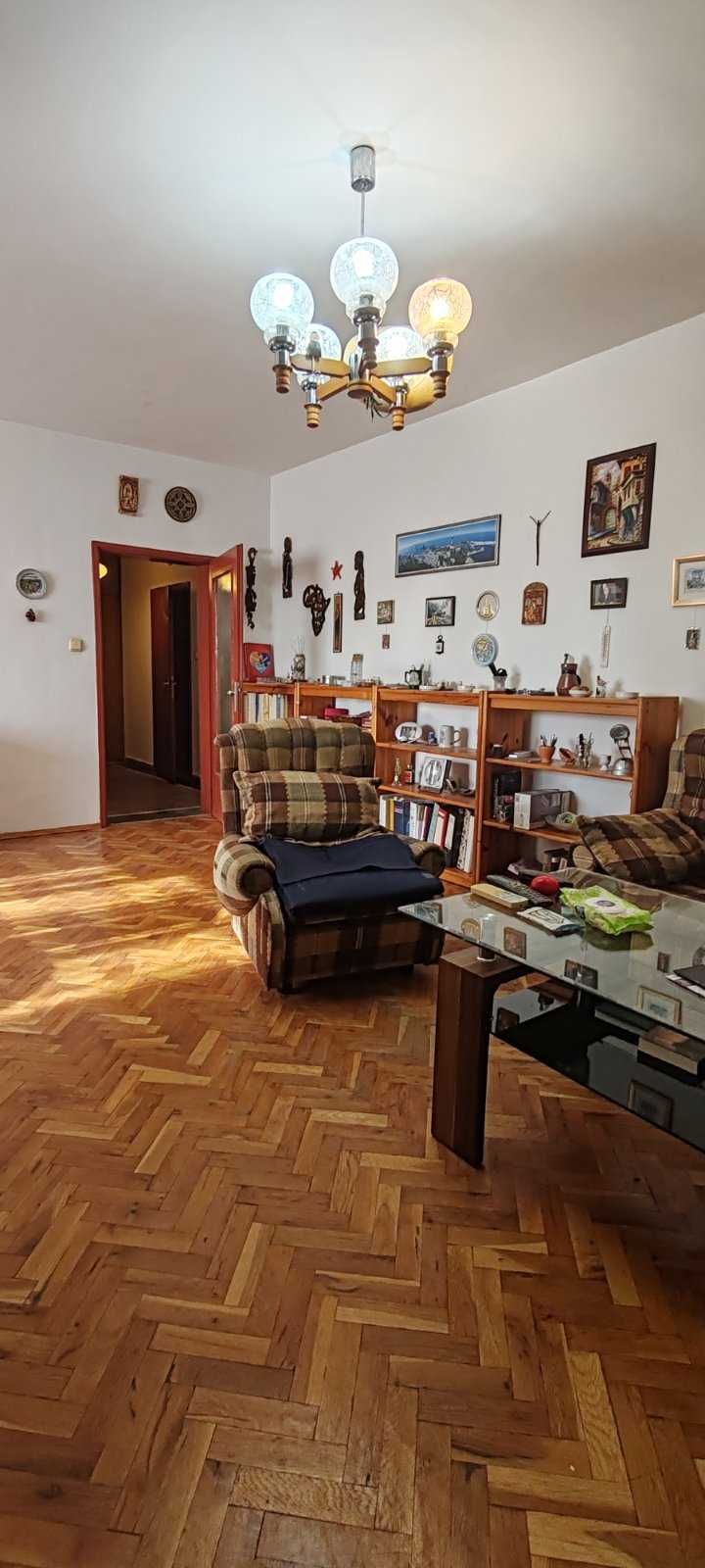 Тристаен апартамент в Център