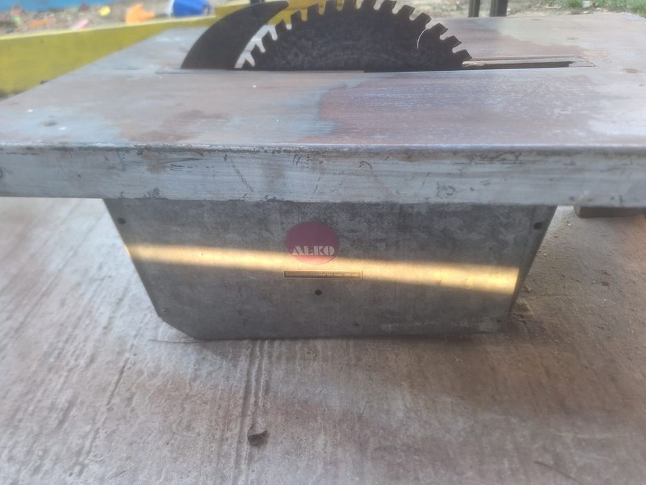 Vând masă cu motor pentru lemn