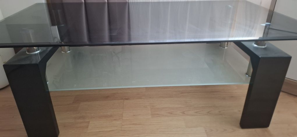 Продавам стъклена холна маса