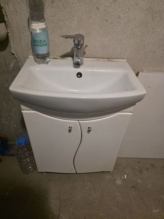 Шкаф с мивка и смесител за баня