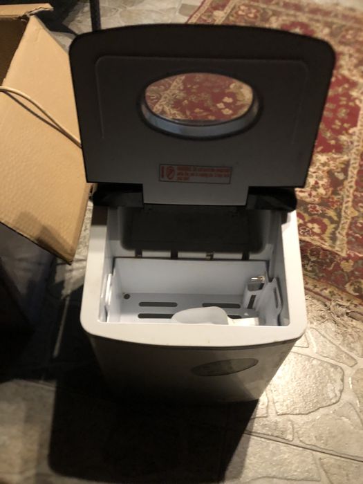 Vand doua masini de facut gheata una zass zim 01 si una profesionala H