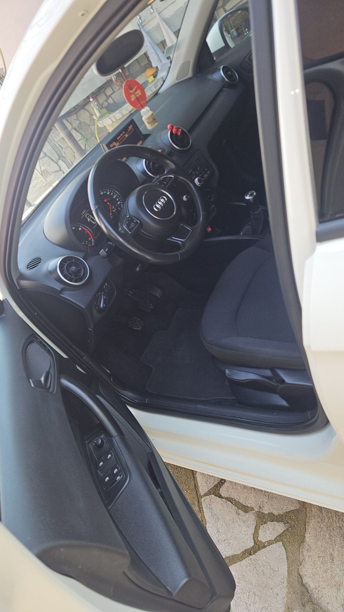 Audi A1 бензин 1,2 2012 година обслужено
