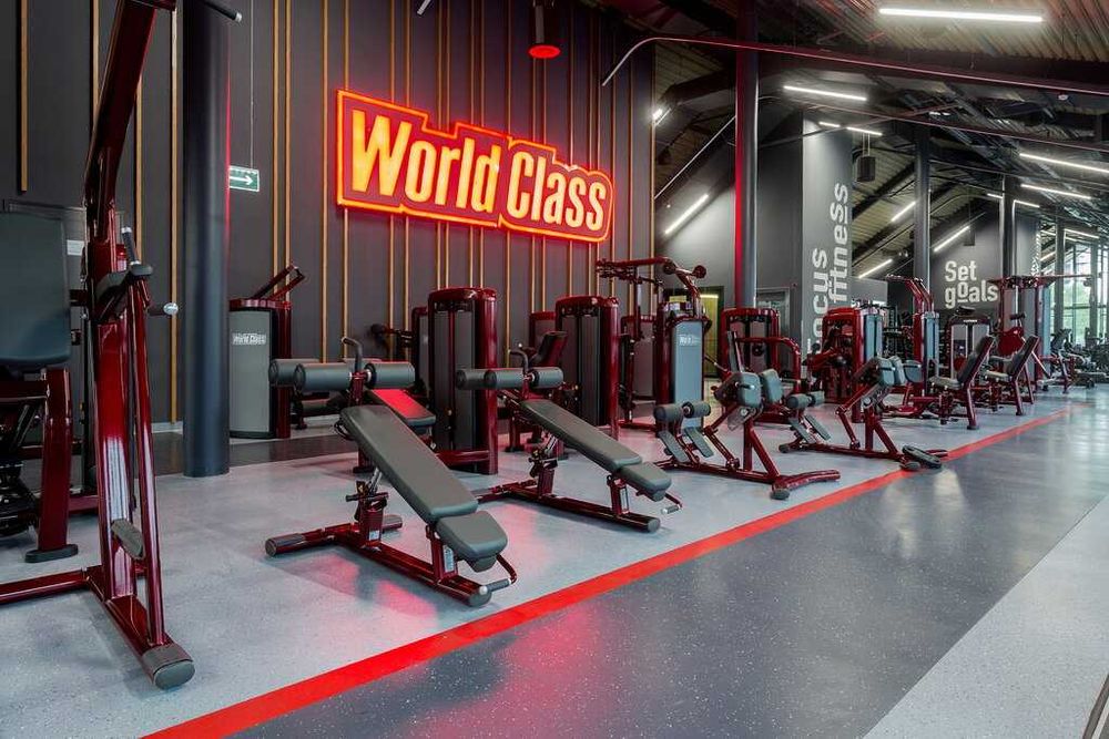 Продаю годовой абонемент в World class на 15 месецев за 270к