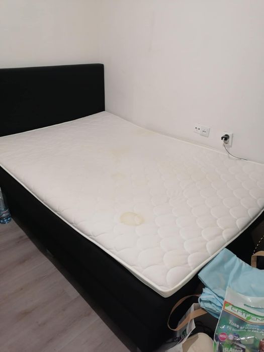 Vând 2 paturi , un colțar, un frigider și un aragaz