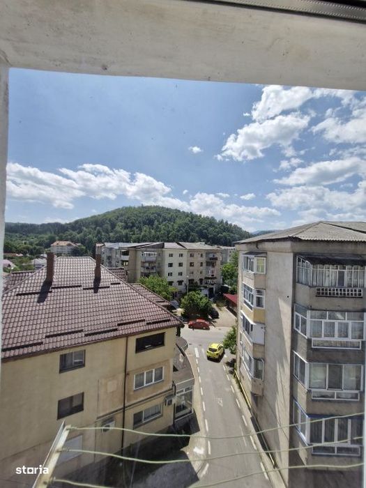 Apartament 3 camere – Comanesti, central.