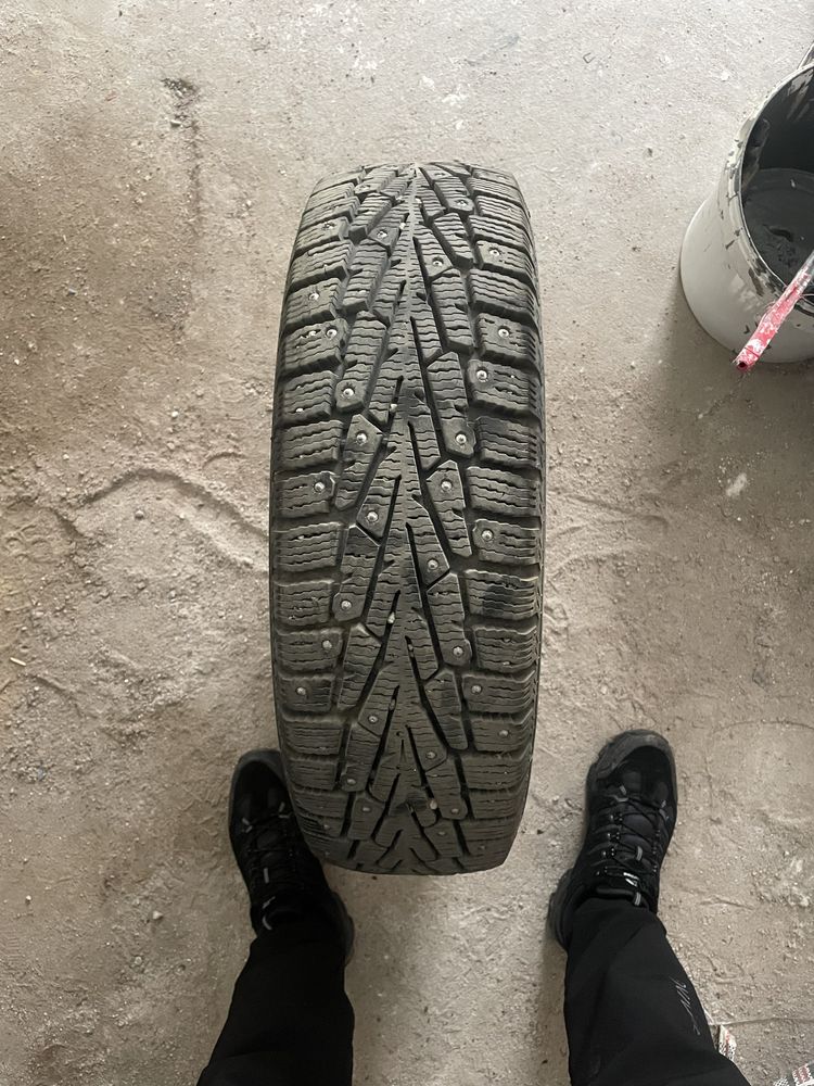 Продам зимные (шипы) шины 185/70R14