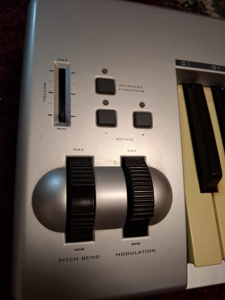 MIDI клавиатура M-Audio 61es USB