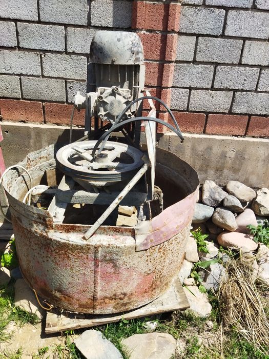 Шлакоблок аппарати сотилади.