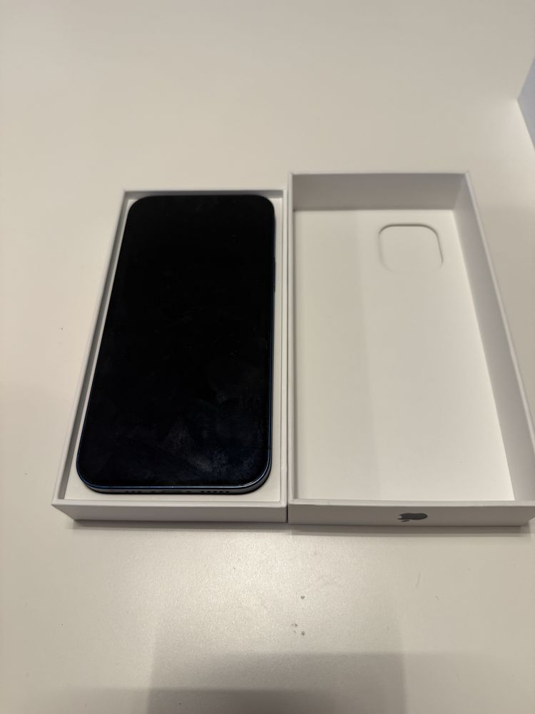 Продавам Iphone 12 със слушалки Airpods