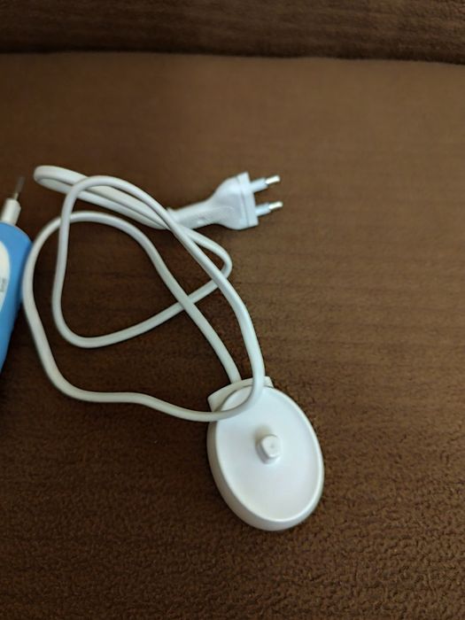 Periuța electrica cu acumulator și încărcător wireless OraL B