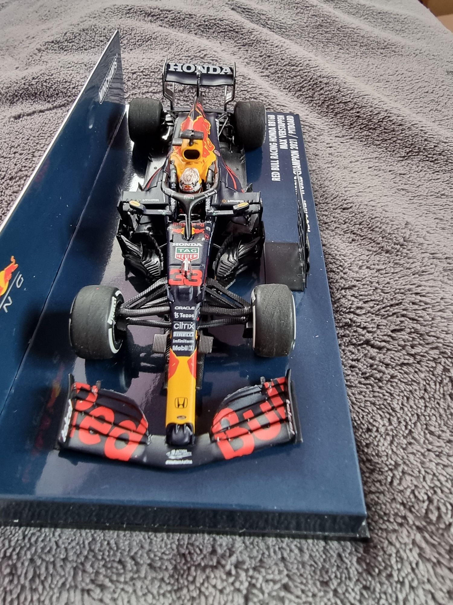 Red bull rb16b max verstappen abu dhabi world champion 2021 minichamps