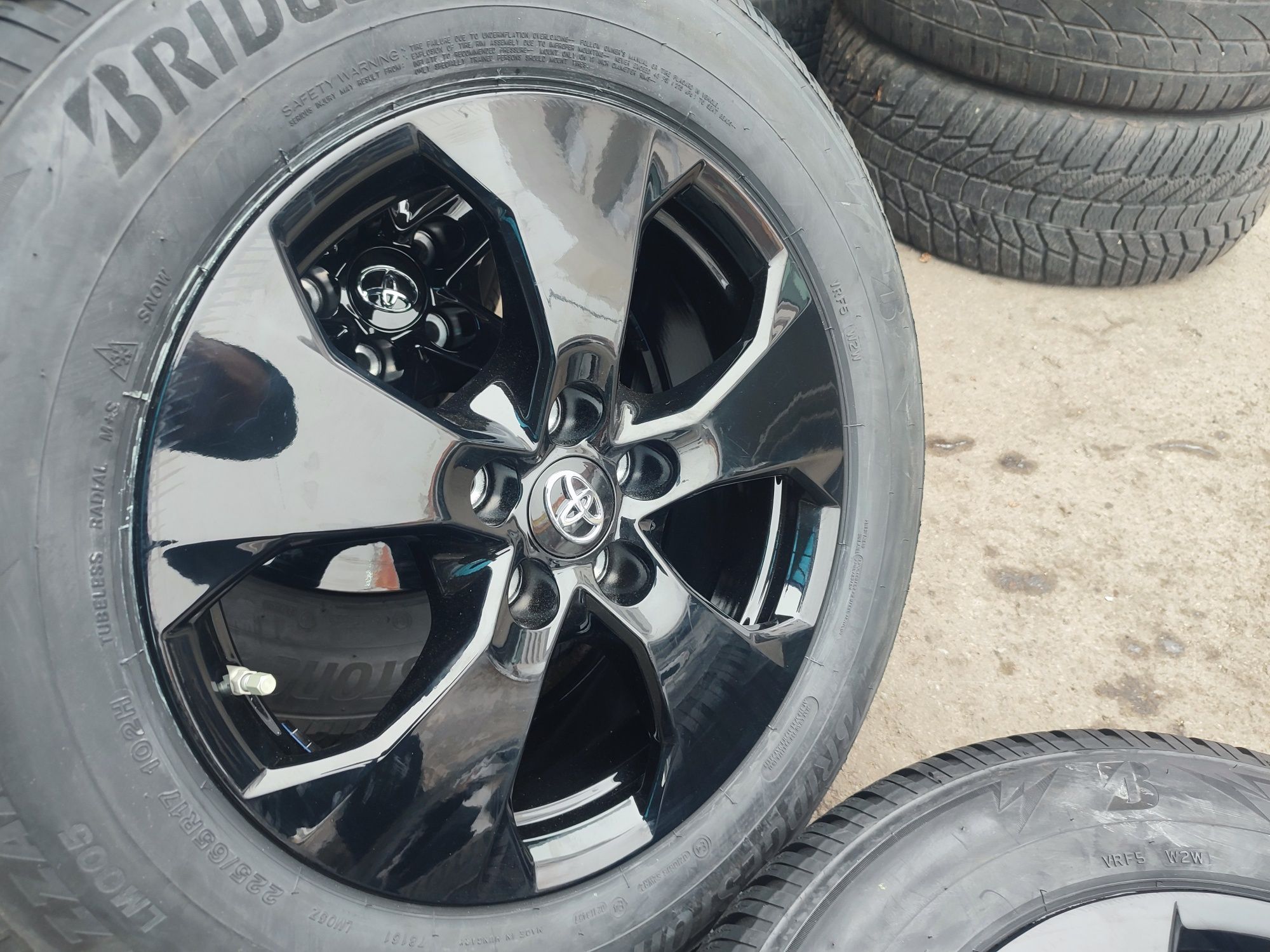 17" оригинални алуминиеви джанти с гуми за Toyota RAV4.