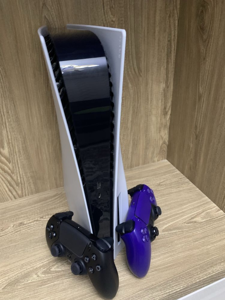 Продам playstation5 с дисководом 2 геймпады и 3 играми
