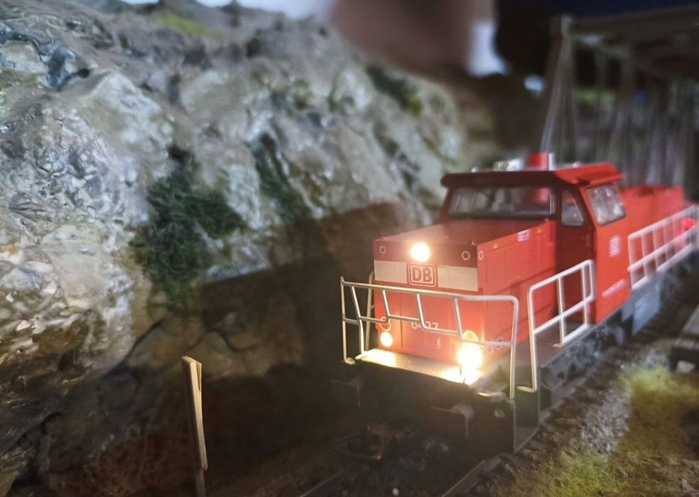 piko BR92 locomotiva digitala cu sunet

Lumini frontale alb/roșu
Tracț