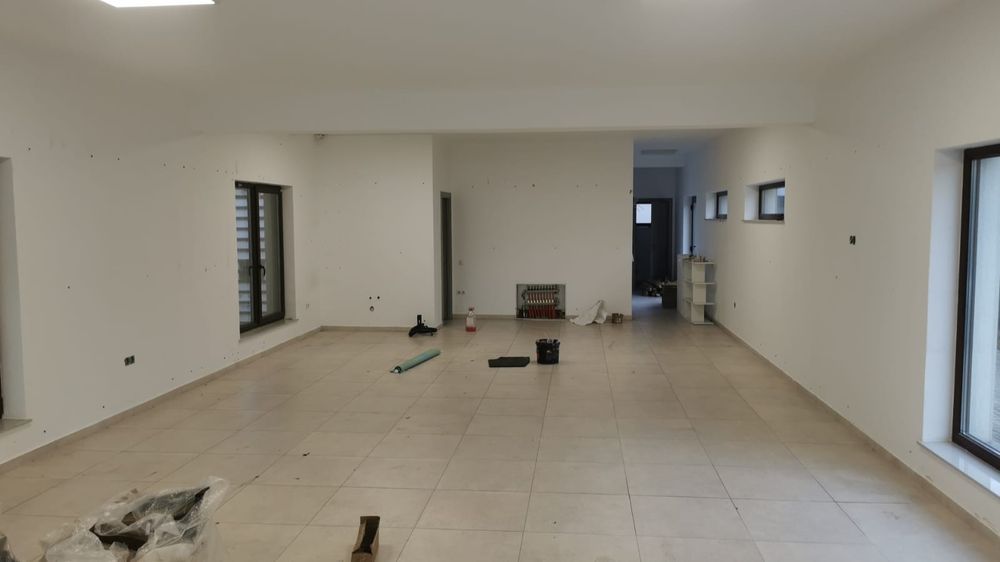De inchiriat spatiu cu acces public