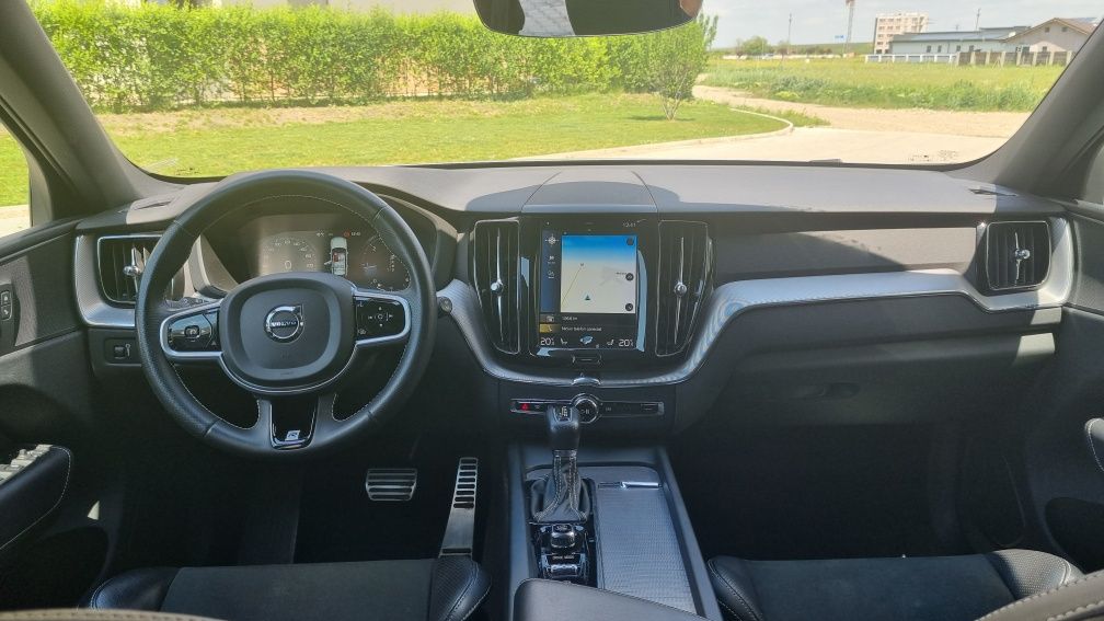 Volvo  XC 60 / R - DESING  / 2019  /  190 CAI