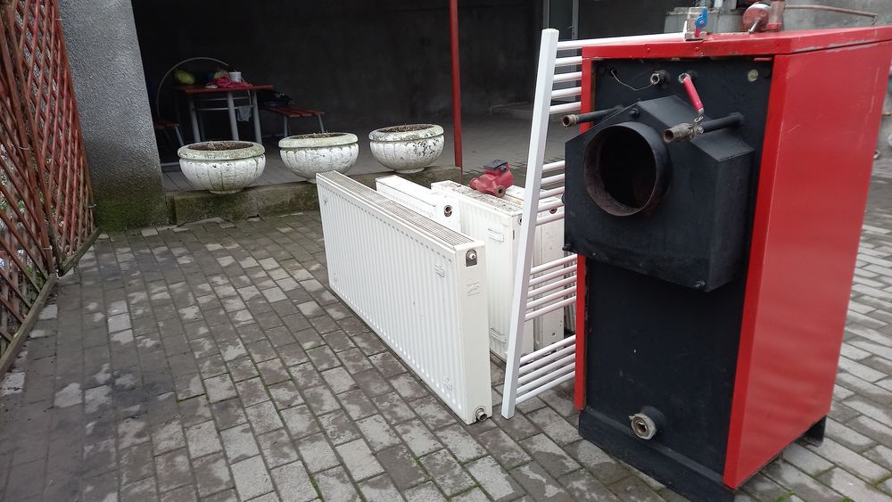 Vând centrală cu calorifere și pompă ..instalație completă.cu probă