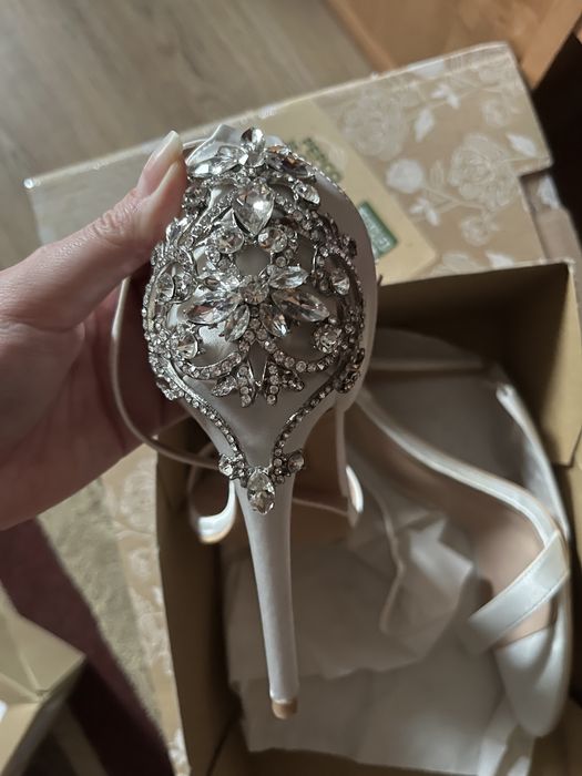 Sandale de mireasa cu aplicații/model