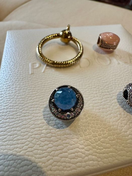 Оригинални златни и сребърни талисмани Pandora