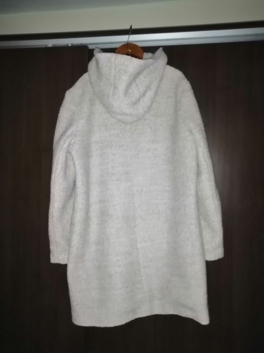 Vând fi urgent haina de stofa ,crem, cu gluga, stareffbuna