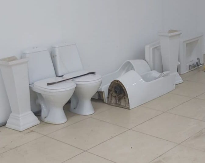 Фаянсовый унитаз