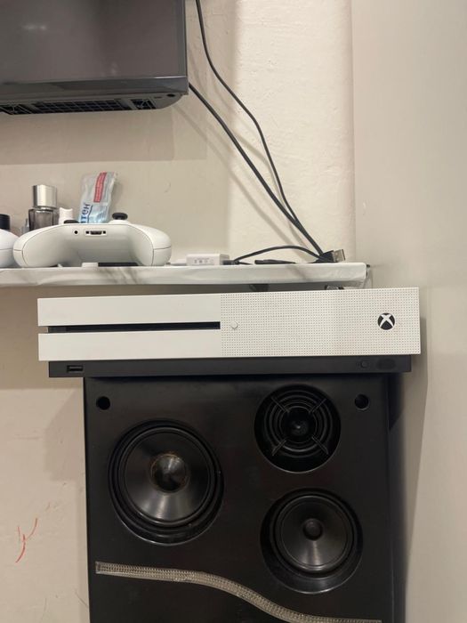 Продам Xbox one s